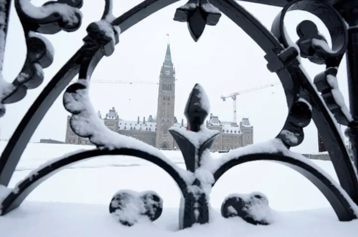 قوانین جدید کانادا در ۲۰۲۶: تغییرات بزرگ برای مهاجران و مالیات‌دهندگان